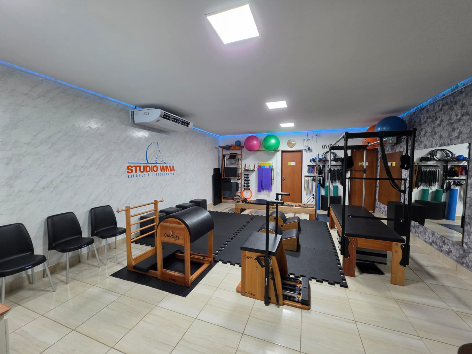 Vista ampla da unidade Bodocongó do Studio WMA com aparelhos de Pilates